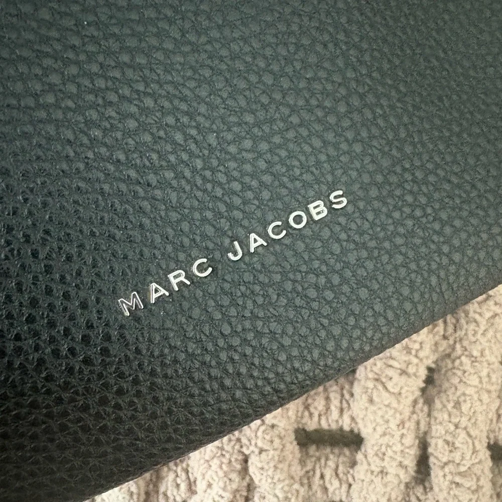 Marc Jacobs Cosmo Leather Crossbody Bag Black Pebble Chic Thick Strap NWOT - Picture 4 of 9